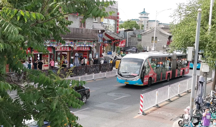 上海机场线公交车身广告投放需要几多钱？